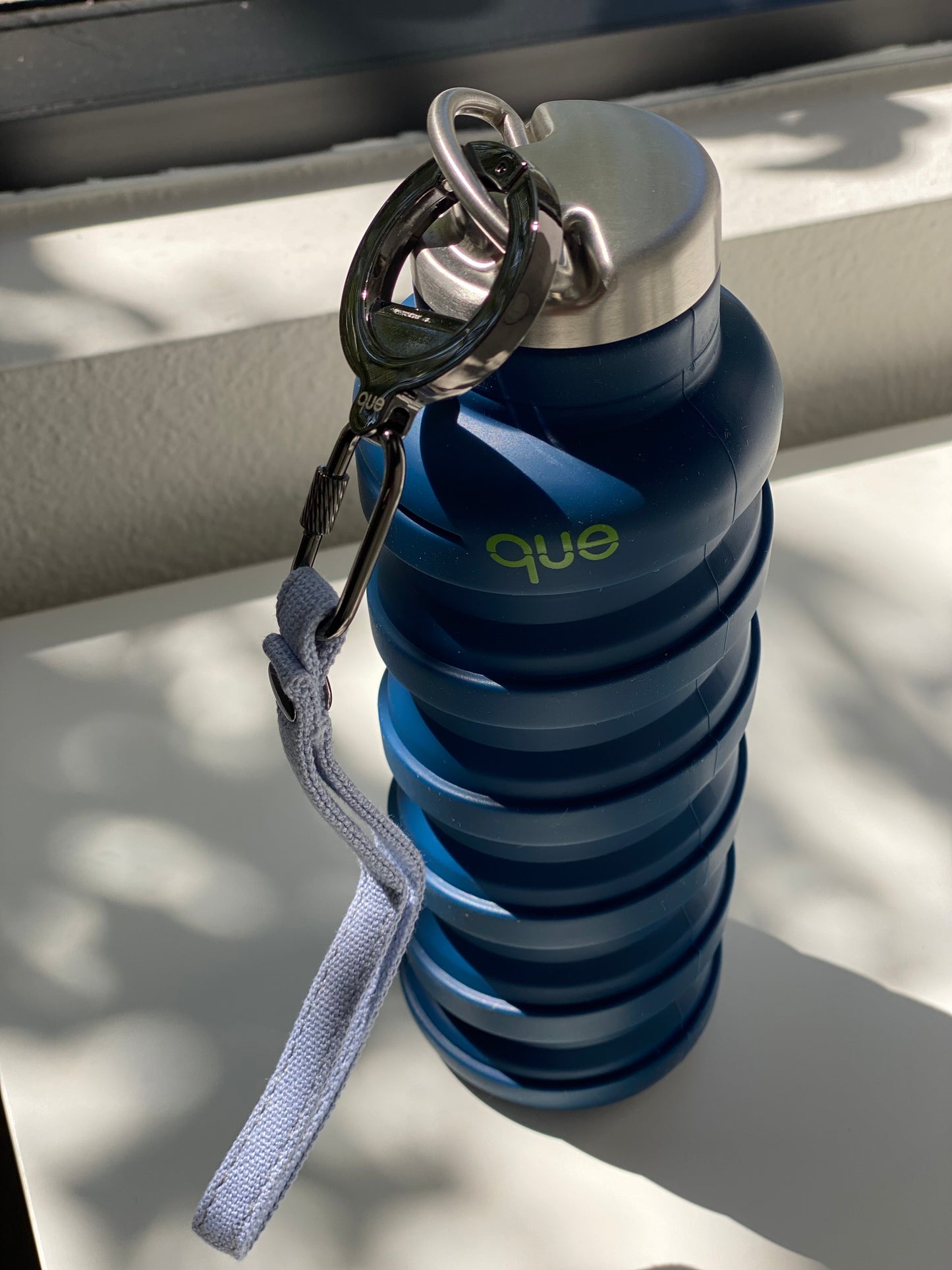 The que Collapsible Water Bottle with Key Chain