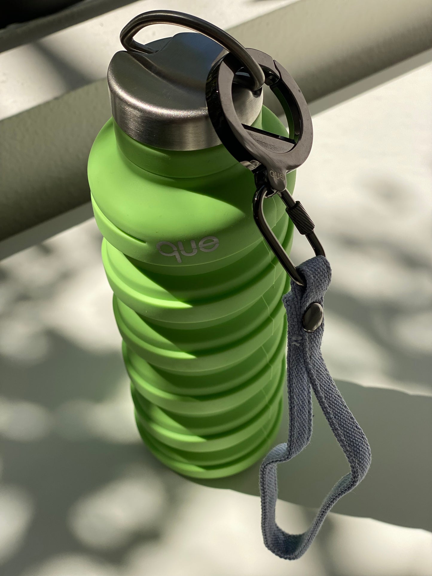 The que Collapsible Water Bottle with Key Chain