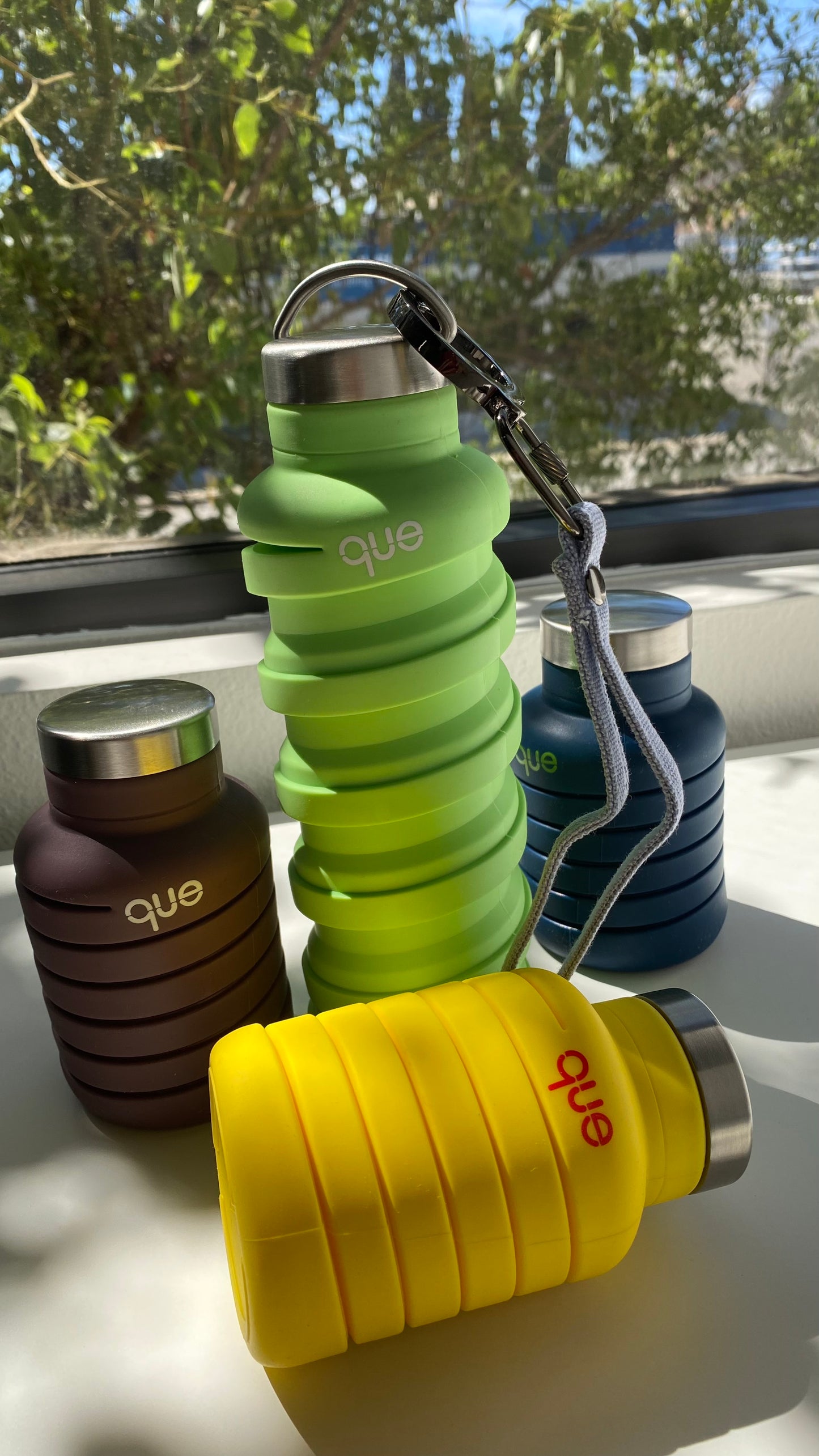 The que Collapsible Water Bottle with Key Chain